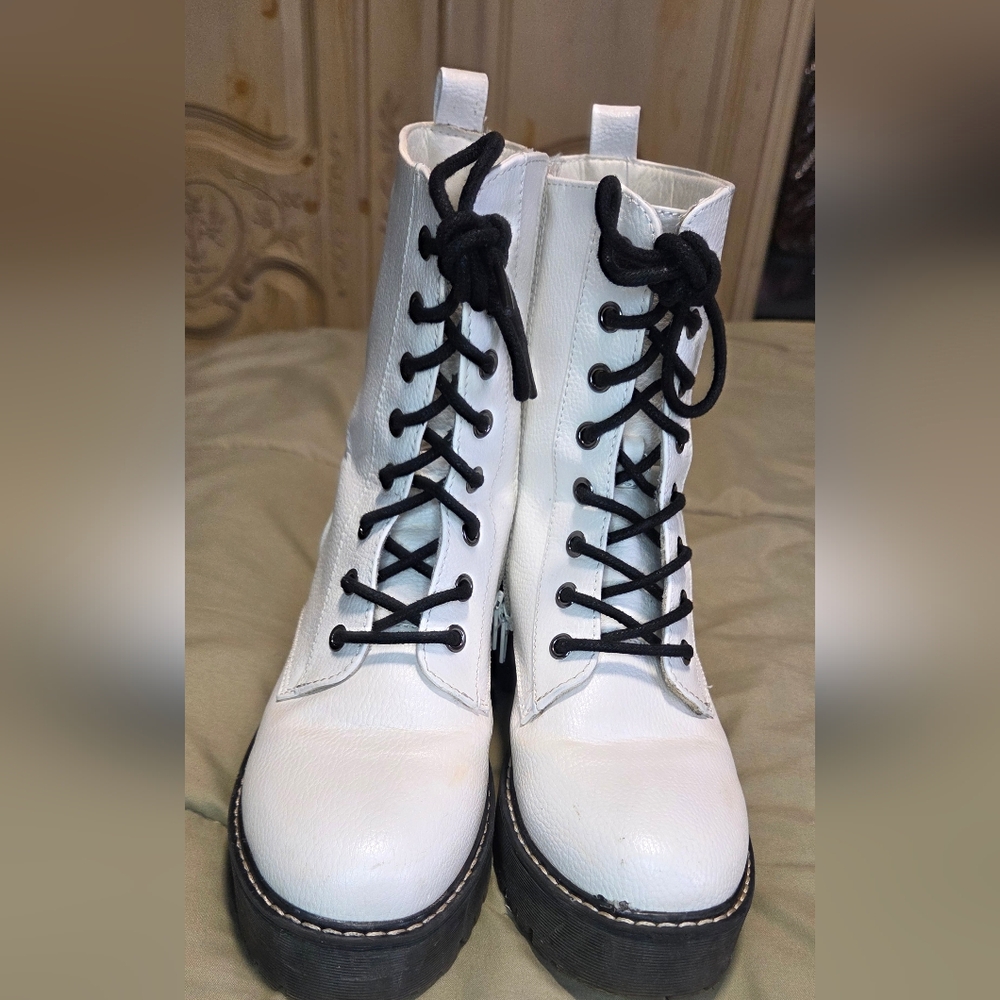 Unionbay Rumble Combat Boots Womens Size 6 White Chunky Lug Sole Lace Up